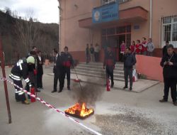 ALAPLI DA İLKÖĞRETİM ÖĞRENCİLERİNE YANGIN VE DEPREM TATBİKATI